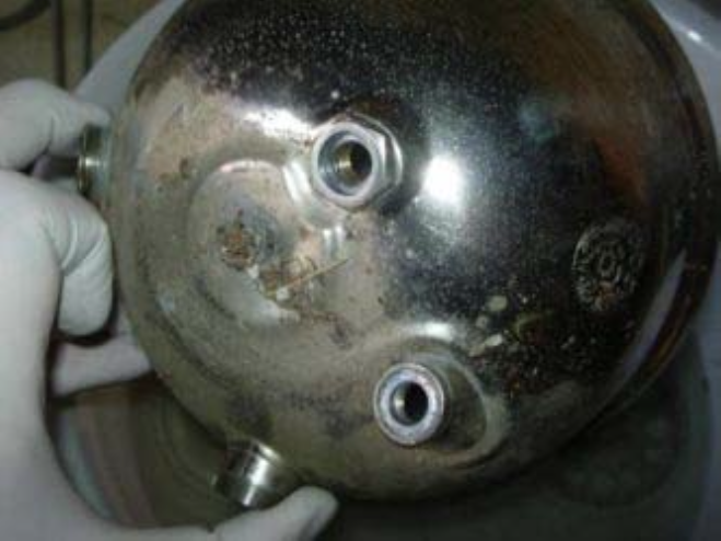 Afbeelding 04: Tank (font) al gedeeltelijk gereinigd.