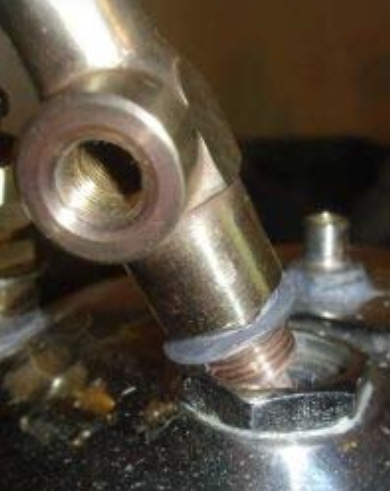 Afbeelding 11: Onderste deel van de generator met loden ring.