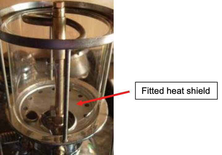 Afbeelding 20: Warmteschild en glas geplaatst.