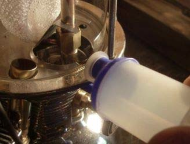 Afbeelding 27: Alcohol in het voorverwarmingsbakje vullen.